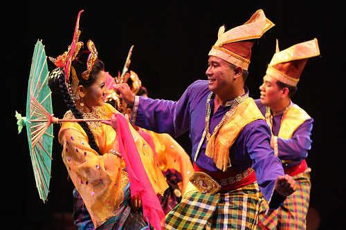 Kami senaraikan 4 sebab budaya rakyat Malaysia berubah