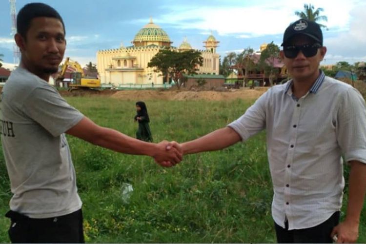 PILPRES Indonesia, dua orang lelaki bertaruh dengan sehektar tanah