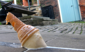 Menjatuhkan Ais Krim