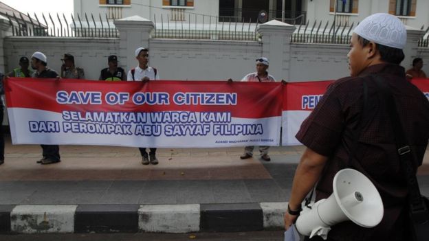 Demonstrasi Rakyat Indonesia Depan Kedutaan Filipina