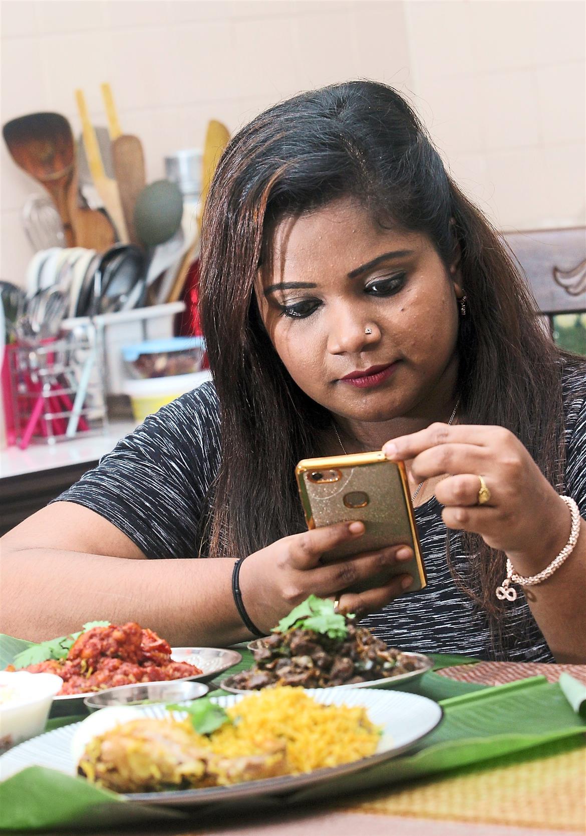 Phone Sheena Haikal Youtuber