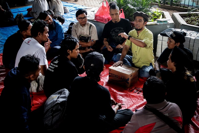 Ustaz Halim Ambiya (kedua Kanan) Memberikan Ceramah Kepada Sejumlah Anak Punk Di Kolong Jembatan Layang Tebet, Jakarta.