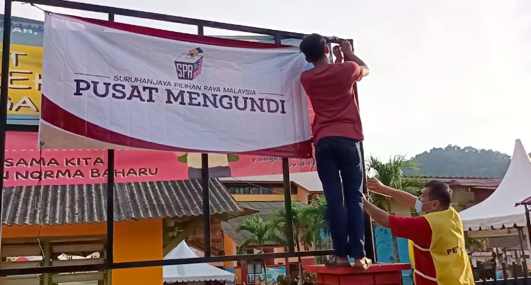pusat mengundi